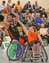 Nationalspieler Jan Gans (l.) war am Wochenende mit 44 Punkten der erfolgreichste Korbjäger des BSC Rollers Zwickau.