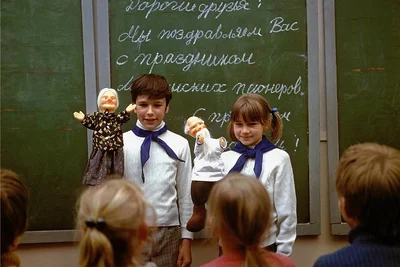 Junge Pioniere mit Handpuppen beim Russisch-Unterricht im Jahr 1975: Obwohl die Sprache bis zum Ende einer jeden Ausbildung in der DDR Pflichtfach war, beherrscht sie heute kaum einer der damals Beschulten. 