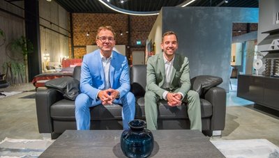 Gehobenes Wohnen auf 1000 Quadratmetern: Marco (links) und Nico Pfitzner im neuen Anbau von Reco Möbel in Stollberg. 