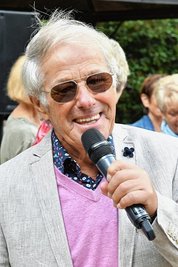 Jürgen Schmatz moderierte am Samstag das Benefizfest am und im Oederaner Hospiz.