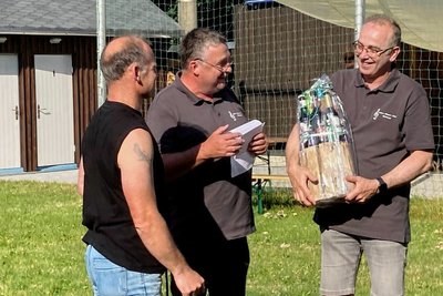 Ralf Fengler ist 35 Jahre im Julius-Mosen-Chor Marieney. Uwe Strobel (links) und Roland Ziegner gratulieren.