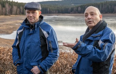 Sachsens Umweltminister Wolfram Günther (Grüne, links) hat sich am gestrigen Freitag selbst ein Bild an der Talsperre Cranzahl gemacht. Mit ihm dort: der Geschäftsführer der Landestalsperrenverwaltung Heinz Gräfe. 