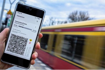 Mehr als jeder zehnte Erwachsene in Deutschland hat einer Umfrage zufolge bisher das Deutschlandticket schon gekauft. 