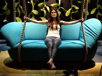 BLAUE MÖBEL: Bei der Internationalen Möbelmesse in Köln hatte es sich ein Model auf einem blauen Sofa bequem gemacht. 