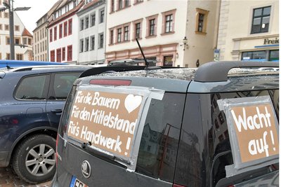 Einige der Fahrzeuge auf dem Obermarkt trugen Losungen.