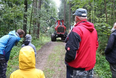 Bei einer Waldführung konnten die Teilnehmer sehen, wie mit einem Harvester Bäume gefällt werden.