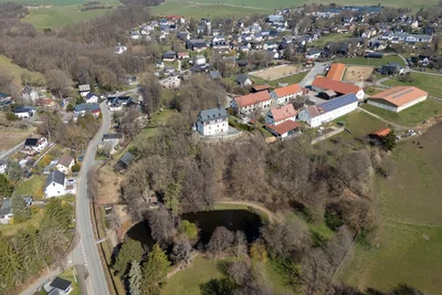 Blick auf Jößnitz mit dem Schloss und dem Schlosspark.