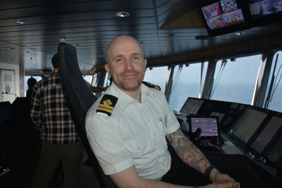 Bjørn Næss ist gebürtiger Norweger und Kapitän der „Fridtjof Nansen“. Sein Schiff fährt mit einem vergleichsweise umweltfreundlichen Hybridantrieb.