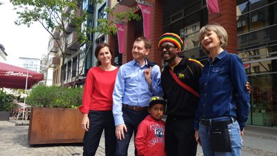 Zwischen Rosenhof und Brückenstraße steigt ein buntes Familienfest. Auch Ministerpräsident Michael Kretschmer (CDU) feiert mit. Hier spricht er mit Oberbürgermeisterin Barbara Ludwig und dem Vorsitzenden des "Kukayemoto Culture Center", Arba Manillah.