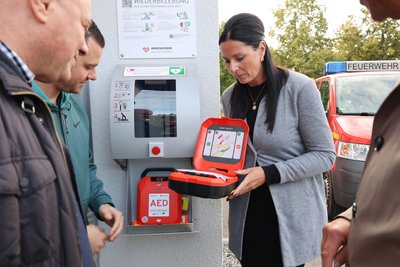 Die Geschäftsführerin der Stadtwerke, Janice Kaiser, bei der Übergabe der Defibrillatoren.