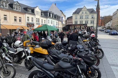 Rund 20 Motorräder standen am Ostersonntag auf dem Altmarkt in Aue.
