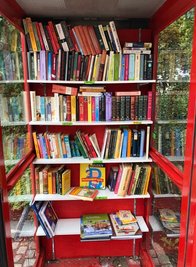 Die Regale der roten Bücherzelle am Schumannplatz in Zwickau sind größtenteils wieder gefüllt.