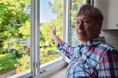 Margita Oehme schaut aus ihrem Küchenfenster. Dort hatte sie am 2. Juni eine große Rauchwolke gesehen, die Erinnerungen weckte.