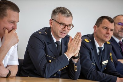 Bürgerpolizist Steffen Wolfram (von links), Revierleiter Daniel Kurzbach, Polizeipräsident Dirk Lichtenberger und OB Steffen Zenner (CDU) bei der Vorstellung der neuen Bürgerpolizisten.