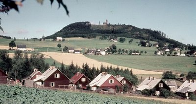 Das Foto zeigt Bärenstein in den 1960er-Jahren, vorn die Wismuthäuser. 