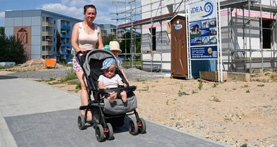 In Limbach-Oberfrohna entsteht am Wasserturm ein neues Wohngebiet. Geplant sind insgesamt 31 Einfamilienhäuser. In dem Zuge sind auch neue Gehwege und die Straße Am Limbacher Teichgebiet angelegt worden. 