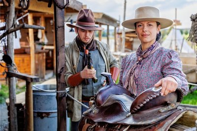 Das Siedlercamp bei Geyer öffnet von Freitag bis Montag für die Miners Trail Days - Wild-West-Tage im Erzgebirge. Im Bild: Florian Hempel alias Kid Dexter und Tiffany Rehnert alias Fay Jackson.