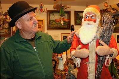 Den alten Weihnachtsmann aus der Reuther Bäckerei zeigt Klaus Hechler jetzt in seinem Heimatmuseum.