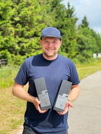 Christopher Gahler mit den beiden Trophäen, die inzwischen an Katrin Rafalski und Deniz Aytekin übergeben worden sind. 