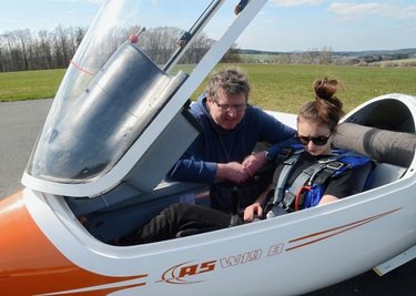 Fliegerklub-Chef Frank Hackl bei der Sicherheitskontrolle vor dem Start mit Flugschülerin Yara Hendel. 