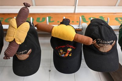 Bernd Hübner sammelt als Wurstfan Basecaps mit Thüringer-Bratwurst-Werbung.