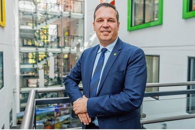 Die CDU hat bei der Landratswahl im Juli ihre Position im Erzgebirgskreis verteidigen können. Mit Rico Anton stellt sie auch für die nächsten sieben Jahre den Landrat: Der Christdemokrat erhielt im zweiten Wahlgang 40,1 Prozent der Wählerstimmen. Offensichtlich verhalf das "Bündnis für das Erzgebirge", eine Verbindung zwischen CDU, SPD und FDP, dem 45-jährigen studierten Verwaltungswirt aus Neuwürschnitz zu seinem Wahlsieg. 