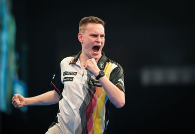 Darts-Profi Ricardo Pietreczko (hier im Bild) steht mit Martin Schindler im Viertelfinale der Team-WM.