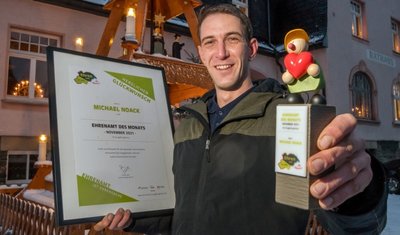 Der Mauersberger Michael Noack wurde als Erster mit dem neuen Ehrenamtspreis des Kreises geehrt. Neben dem kleinen Wicht, der auf den Namen "Held" hört, bekam er eine Urkunde sowie eine Einladung zur Gala, zu der 2022 wieder der Regionalpreis "Erzgebürger" verliehen wird.