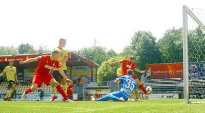 Ronny König, vor Auerbach-Torhüter Schlosser am Ball, ebnete den Weg zum 4:1-Erfolg.