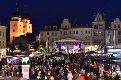 Der Altmarkt soll auch in diesem Jahr zum „Plauener Herbst“ die Massen anziehen. Auf der Bühne finden mehrere Konzerte statt, an den Ständen gibt es kulinarische Genüsse.