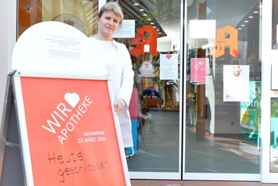 Die St. Marien Apotheke in Freiberg blieb Montag geschlossen. Im Bild: Anke Tanneberger.