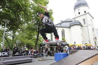Ein Parcours aus Rampen und mehr wird zum Stadtfest für Skater und BMX-Fahrer auf der Marktstraße aufgebaut.