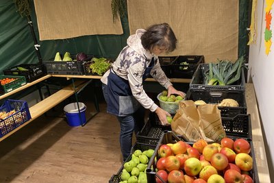 Einblick in die Obst-und-Gemüse-Frischetheke – alles aus regionalem Anbau und frisch von Feld und Baum.