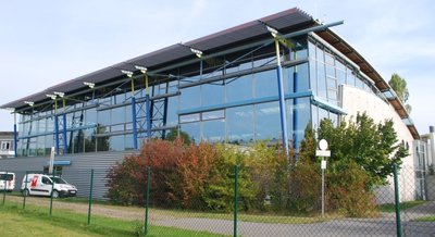Das Turnhallendach des Berufsschulzentrums Zschopau wirkt futuristisch, erwies sich aber in der bisherigen Form als undicht.