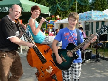 Bodo Martin von Bandana (l.) hat sich mit Elisabeth Weiß und Lucas Zaumüller von "One Euro" auf einer Wellenlänge getroffen.