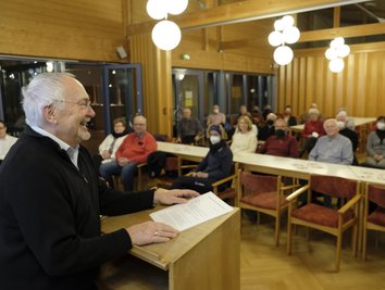 Gastgeber Johannes Soukup beim Denkfabrik-Auftakt in der Begegnungsstätte an Nordhorner Platz. 