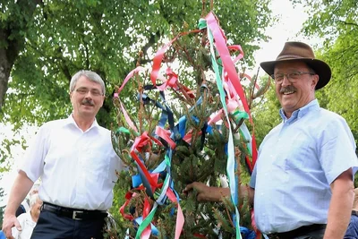 Konrad Fenzl (rechts) übergibt die Spitze des Maibaums an Holger Hascheck, dessen Bürgermeister-Zeit am 31. Jul endete. 