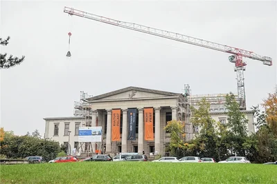 Die Richtkrone für den  Kulturpalast schwebt ein.
