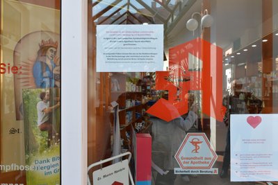 An der Tür zur Apotheke am Untermarkt weist ein Schild auf den Protesttag am Montag hin. Kunden zeigten Verständnis.