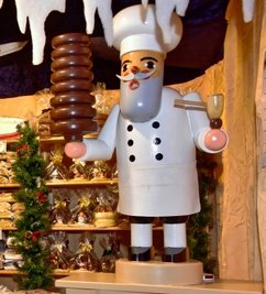 Einer der zwei gut einen Meter großen Holzfiguren.