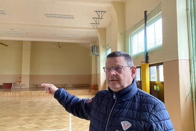 Rotschaus Ortsvorsteher Veit Bursian in der Rotschauer Turnhalle, die als Sport- und Veranstaltungshaus ertüchtigt werden soll.