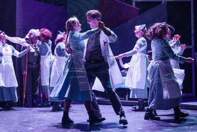 Szene aus „Dr. Schiwago": Im Lazarett treffen Lara (Anna Burger) und Schiwago (Alexander Donesch) zufällig wieder zusammen und freuen sich auf das ersehnte Ende des Krieges.