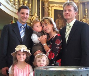 
              <p class="artikelinhalt">Taufpate Ralf Heßmann, Tim, Ulrike und Gerhard Arlt (hinten, von links) sowie Emely Arlt und Helen Heßmann genossen in der Lichtenwalder Schlosskapelle den historischen Moment. </p>
            