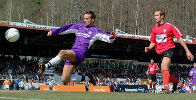 Ronny Jank - Derby am 12. April 2003: Ronny Jank (links) trifft zum 1:0, Markus Ahlf (CFC) kommt zu spät. Der FC Erzgebirge gewinnt mit 3:0 und steigt am Saisonende in die 2. Bundesliga auf.