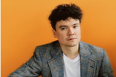 Elias Grandy verabschiedete sich als Conductor in Residence der Saison 2023/24 mit Anton Bruckners 5. Sinfonie. Das Publikum dankte dem jungen Dirigenten mit langem Applaus.