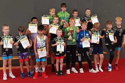 Die jüngsten Veilchenringer haben den Pokal des KSV Pausa ins Erzgebirge geholt.