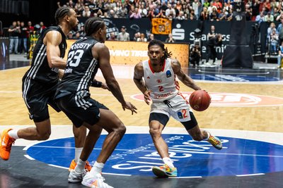 NIKE SIBANDE: Eines der besseren Spiele von ihm. Aber eben noch immer kein richtig gutes. Und das muss so langsam mal kommen, denn Sibande sollte mit seinen Qualitäten eigentlich in der Lage sein, das Team auch mal zu führen, wenn andere schwächeln. Gegen London ein solider Auftritt – mehr aber eben auch nicht. Note: 3 +.