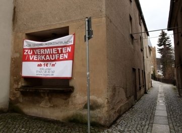 
              <p class="artikelinhalt">Auch dieses Gebäude mit Rampe und Tor am Pfarrgässchen ist noch zu haben.</p>
            