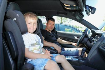 580 PS: Wie ein Erzgebirger zum Audi des Haribo-Chefs kam - Marcus Schönbergers Sohn Piet darf natürlich vorn sitzen. Essen ist im Schmuckstück aber nicht erlaubt. 