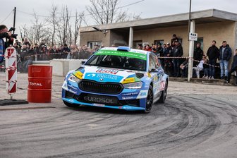 59. ADAC Rallye Erzgebirge: So liefen die Einstellfahrten am Donnerstagabend in Jahnsdorf - Julius Tannert/Frank Christian im Škoda Fabia RS Rally2 sind als Vorjahressieger die Gejagten.